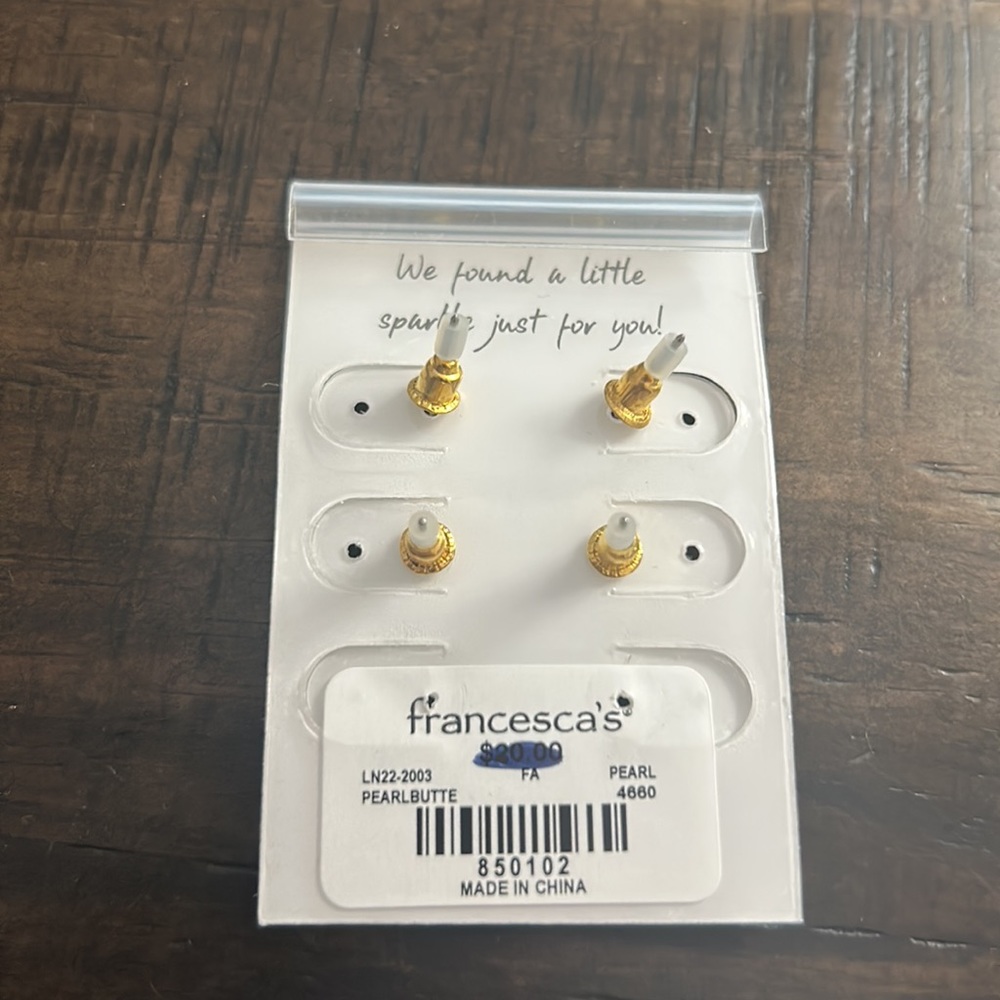 NWT 2 Pairs of Small Francesca’s Earrings - Gold/Pearl Detailing - Picture 2 of 3